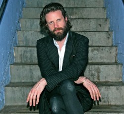 "Pure Comedy": Πολιτικό νέο τραγούδι και video από τον Father John Misty