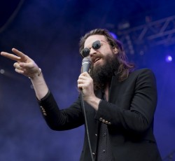 Τρία «κοινότυπα pop τραγούδια» από τον Father John Misty 