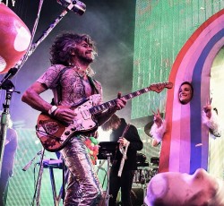 Οι The Flaming Lips παρουσιάζουν το σαπούνι «Όλοι Όσοι Γνωρίζεις, Κάποια Μέρα Θα Πεθάνουν..»
