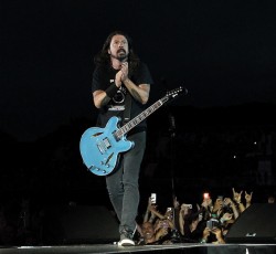 Οι Foo Fighters διασκευάζουν AC/DC με μια «μικρή βοήθεια» από τους Hives