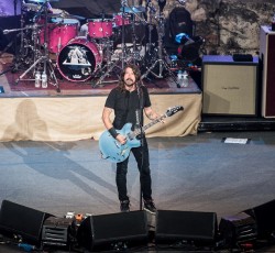 Οι Foo Fighters παίζουν το "The Pretender" στην Ακρόπολη (video)