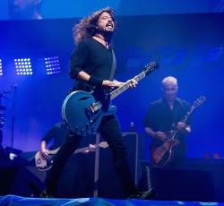 Ένα χριστουγεννιάτικο medley από τους Foo Fighters 