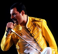Ο Freddie Mercury στην «ουρά» αεροπλάνων