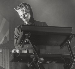 Ghost: Αποκαλύφθηκε ήδη η ταυτότητα του νέου τους κιμπορντίστα;