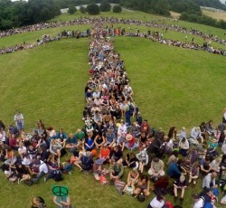 Χιλιάδες άνθρωποι δημιουργούν το μεγαλύτερο σήμα της ειρήνης στο Glastonbury Festival 