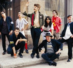 Οι Gogol Bordello γιορτάζουν πάνω σε πλοίο την αμερικάνικη μεταναστευτική παράδοση 