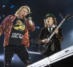 Ο Angus Young στη σκηνή των Guns N’ Roses 