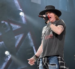 Οι Guns N' Roses στη σκηνή με τον Billy Gibbons 