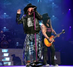 Με 4ωρο show έκλεισαν την περιοδεία τους οι Guns N' Roses 