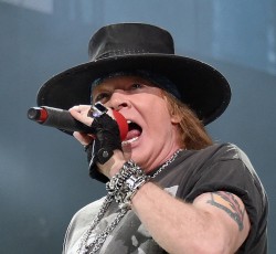 H Pink στη σκηνή των Guns N’ Roses (video) 