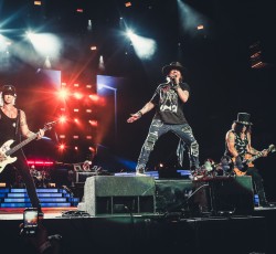 O Angus Young ξανά στη σκηνή με τους Guns N' Roses 