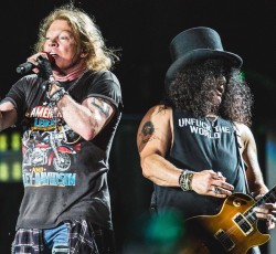 Οι Guns N' Roses παίζουν ζωντανά το "Black Hole Sun" (video) 