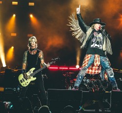Τα κέρδη ανεβαίνουν για τους Guns N' Roses 