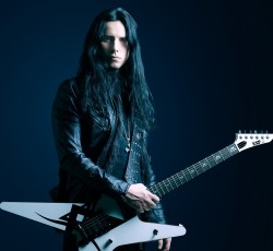 Νέο σόλο άλμπουμ και δισκογραφικό συμβόλαιο για τον Gus G 