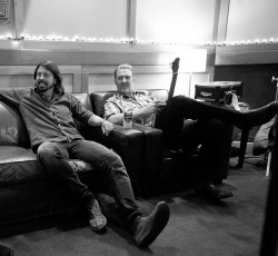 Ο Dave Grohl και ο Josh Homme φωτογραφίζονται μαζί στο στούντιο… 