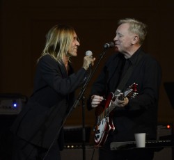 O Iggy Pop συναντά τους New Order και διασκευάζουν Joy Division 