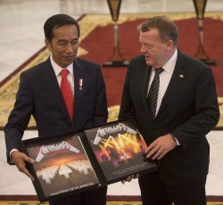 Ο Δανός πρωθυπουργός δωρίζει το "Master Of Puppets" στον πρόεδρο της Ινδονησίας 