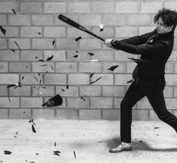 Ο Jack White, κακό πνεύμα σε διαφήμιση ρόπαλου μπέιζμπολ 