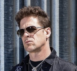 Jason Newsted: «Φίλε, παίξε λίγο με πένα!»