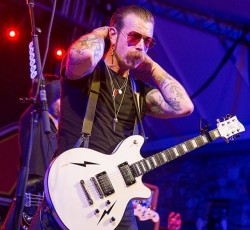 Περιοριστικά μέτρα για τον Jesse Hughes των Eagles Of Death Metal 