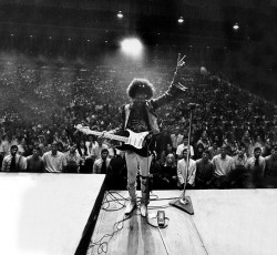 Σε δημοπρασία η Stratocaster του Jimi Hendrix που «επέζησε» από το Monterey 