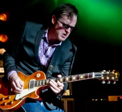 Joe Bonamassa: «Με τα πρώτα μου λεφτά πήρα το Super Nintendo» 