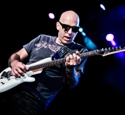 Joe Satriani: «Να διασκευάζεις Hendrix είναι το πιο επικίνδυνο πράγμα στον κόσμο» 