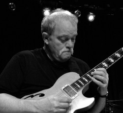 Πέθανε ο κορυφαίος κιθαρίστας της jazz και της fusion, John Abercrombie 