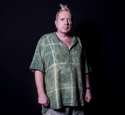 «Ο Donald Trump είναι, σε ένα βαθμό, Sex Pistol» 