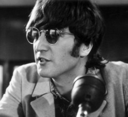 Στο φως κλεμμένα αντικείμενα του John Lennon