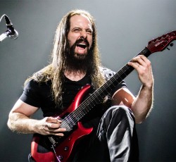 John Petrucci: «Συμπαθώ τον Donald Trump» 