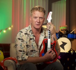 Ο Josh Homme βάζει τα παιδιά για ύπνο…