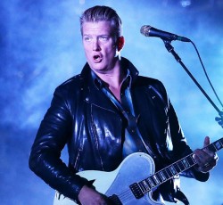 O Josh Homme ζητά συγγνώμη για την κλωτσιά σε φωτογράφο