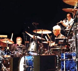 Περιοδεία με τέσσερις ντράμερ για τους King Crimson 