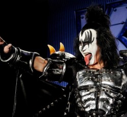 Ο Gene Simmons αποσύρει την αίτηση κατοχύρωσης του devil horns