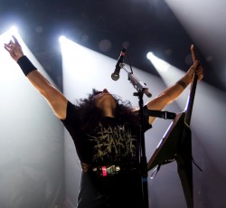 Ο Papa Emeritus χορεύει στη σκηνή με τους Kreator 