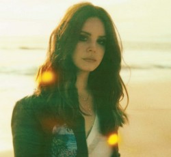 Μυστηριώδεις αφίσες προμηνύουν νέα κυκλοφορία από την Lana Del Rey;