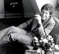 Νέο video με αδημοσίευτα και αρχειακά πλάνα του Leonard Cohen 