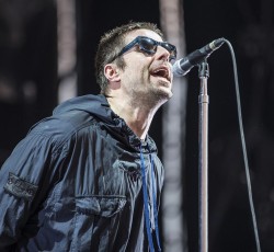 Liam Gallagher και Joe Perry στη σκηνή με τους Foo Fighters