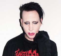 Ο Marilyn Manson αφιερώνει στον πατέρα του 