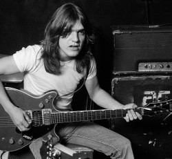 H rock κοινότητα αποχαιρετά τον Malcolm Young 