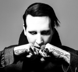 Ο Marilyn Manson απαντά γιατί «πυροβόλησε» επί σκηνής