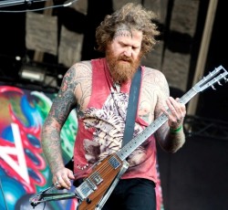 Ο Brent Hinds των Mastodon κάνει πρόταση γάμου επί σκηνής και χορεύει με την γιαγιά του! 