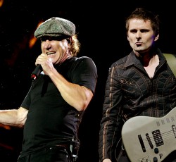 O Brian Johnson στη σκηνή με τους Muse 