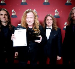 Βράβευση Megadeth με μουσική υπόκρουση... Metallica