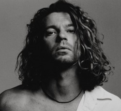 Ένα ντοκιμαντέρ για τον Michael Hutchence των INXS 
