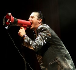 Αυτοκινητιστικό ατύχημα για τον Mike Patton