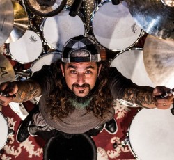 Ο Mike Portnoy υπερασπίζεται τον Lars Ulrich… 