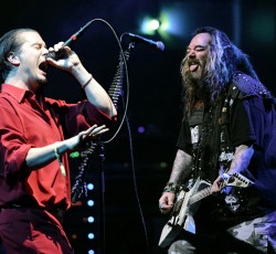 O Mike Patton στη σκηνή με τα αδέλφια Cavalera 