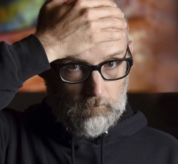 Ο Moby κυκλοφορεί νέο άλμπουμ. Καμία πιθανότητα να το ακούσει ο Trump... 